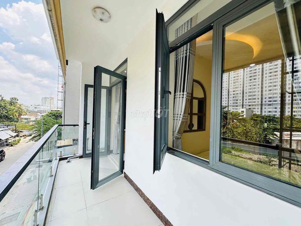 The apartment is a ten-five-foot-two-pound bedroom.