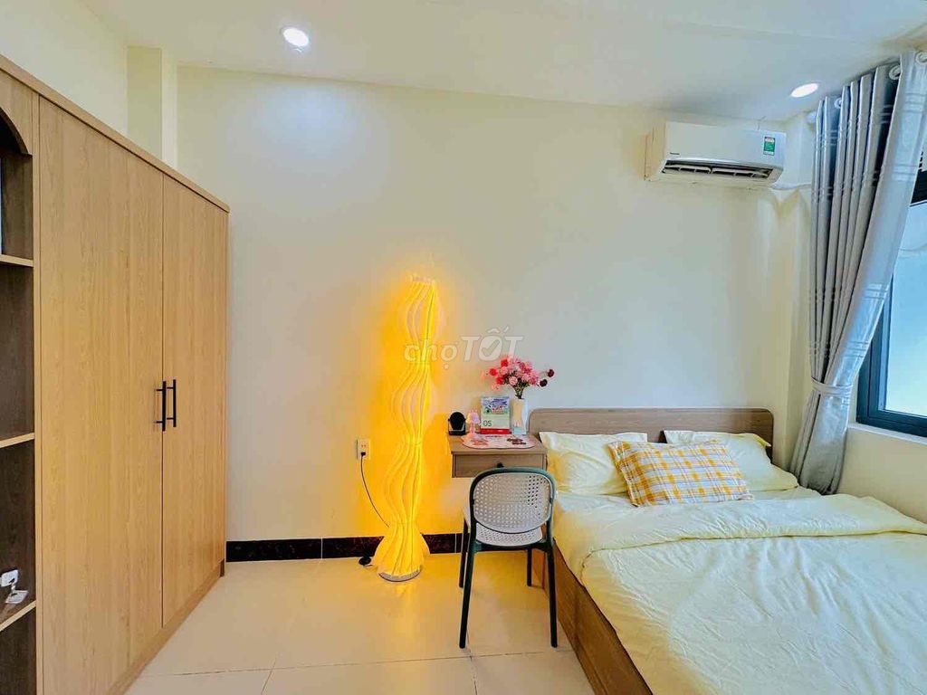 The apartment is a ten-five-foot-two-pound bedroom.