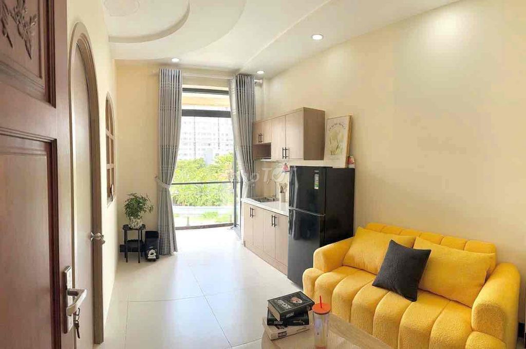 The apartment is a ten-five-foot-two-pound bedroom.