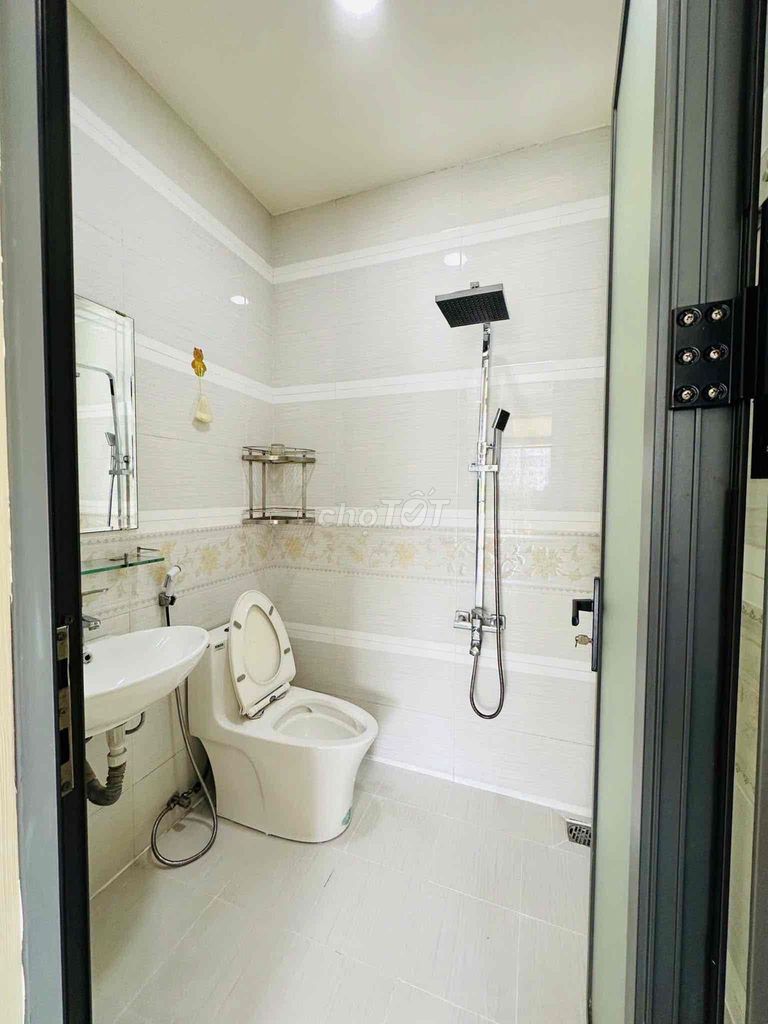 The apartment is a ten-five-foot-two-pound bedroom.