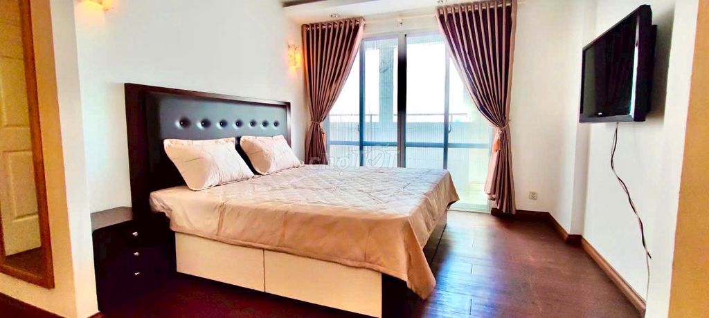 We need to rent Penhouse Central Garden, 151 meters, 3 bedrooms, 3 toilets, 30 million.