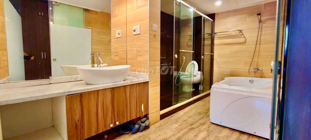 We need to rent Penhouse Central Garden, 151 meters, 3 bedrooms, 3 toilets, 30 million.