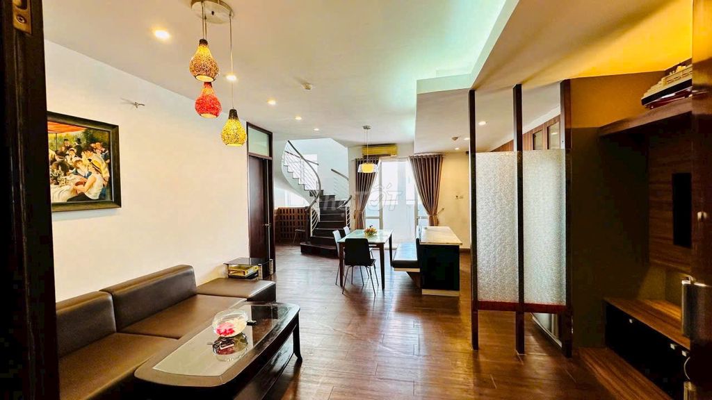 We need to rent Penhouse Central Garden, 151 meters, 3 bedrooms, 3 toilets, 30 million.