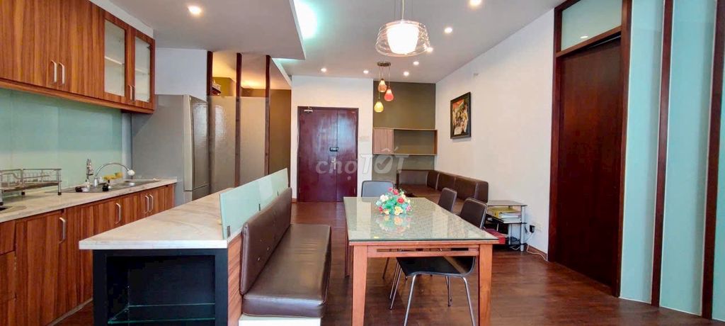 We need to rent Penhouse Central Garden, 151 meters, 3 bedrooms, 3 toilets, 30 million.