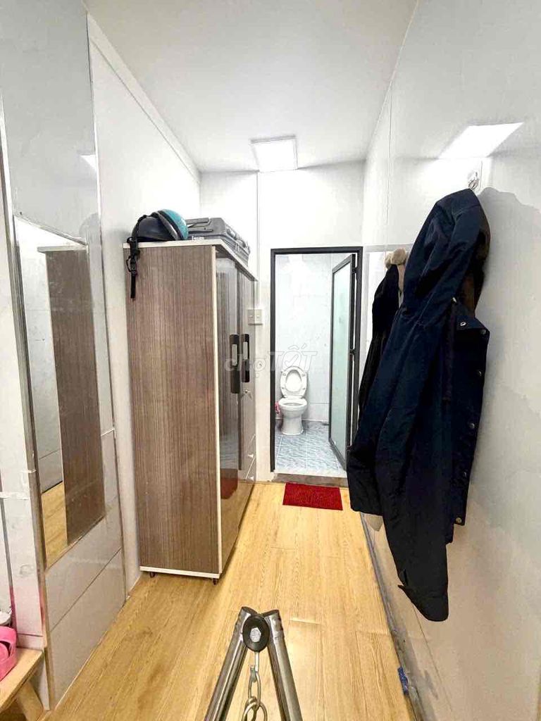 apartment 1 tycol only 5 million and 5 near the post/long chain.