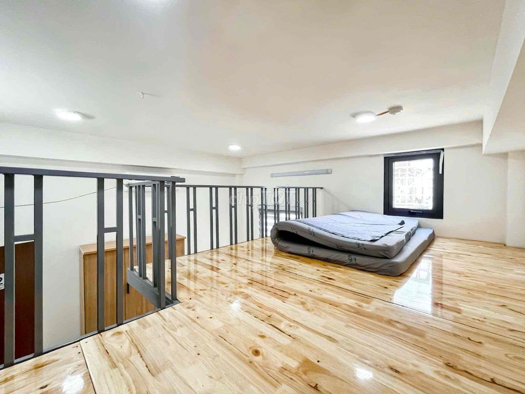 A full interior, lots of cool windows in the center of 7