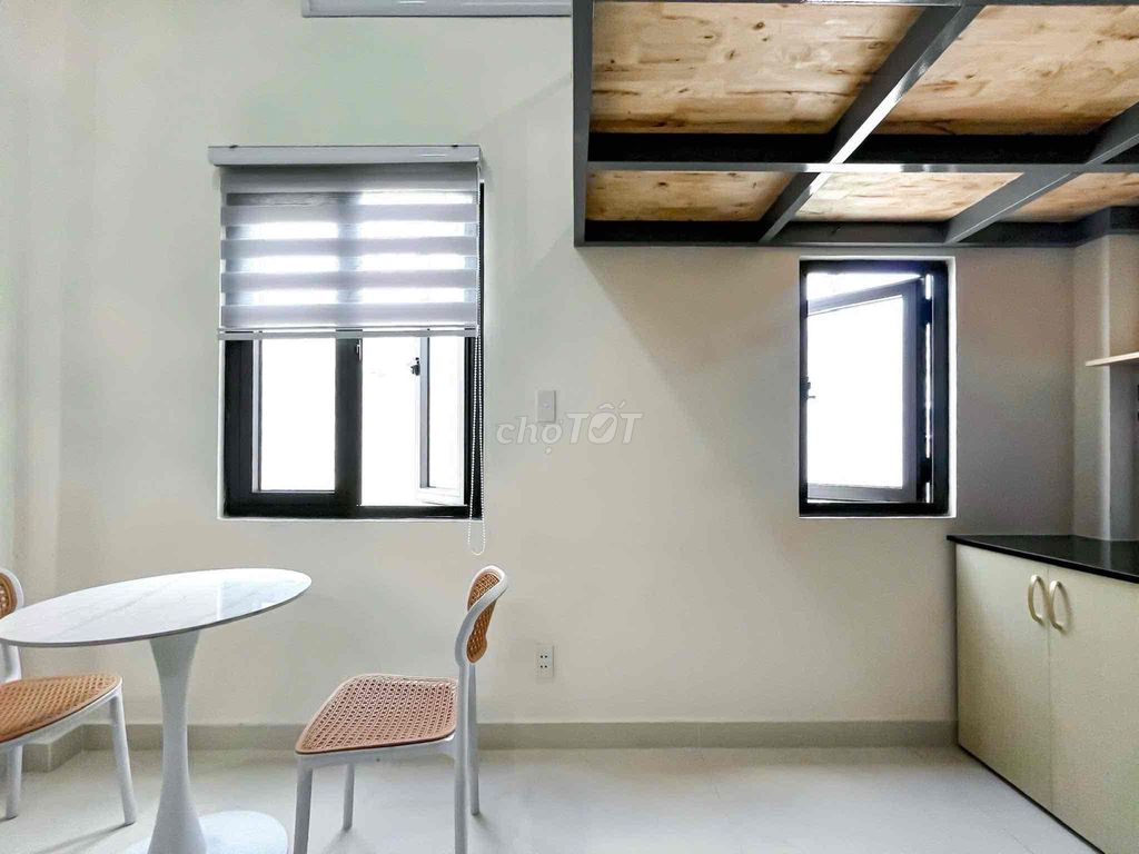 A full interior, lots of cool windows in the center of 7