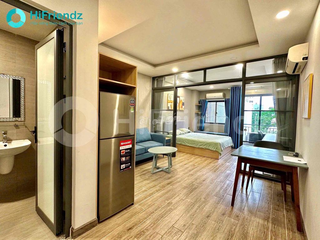 District 7 – Guardian 1 1 1 7 7hm Bedroom, Royal Court, with Sofa & Table