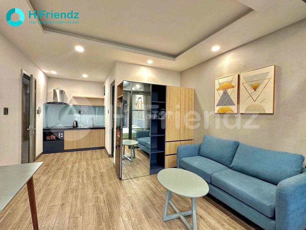 District 7 – Guardian 1 1 1 7 7hm Bedroom, Royal Court, with Sofa & Table