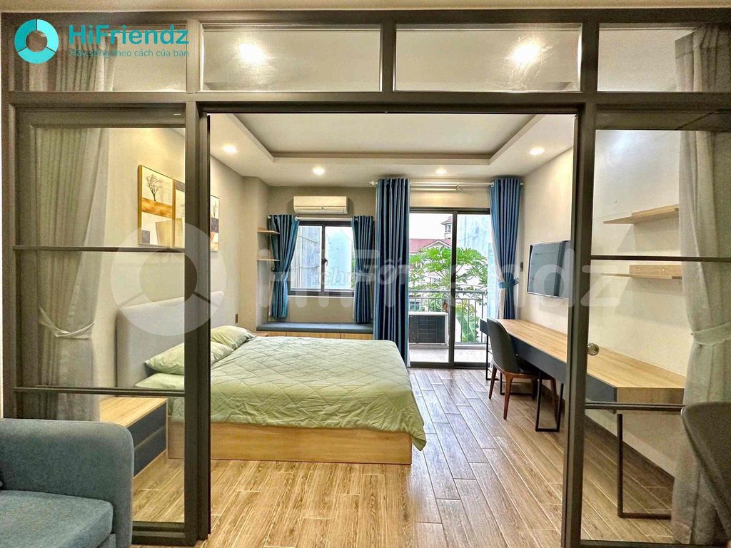 District 7 – Guardian 1 1 1 7 7hm Bedroom, Royal Court, with Sofa & Table