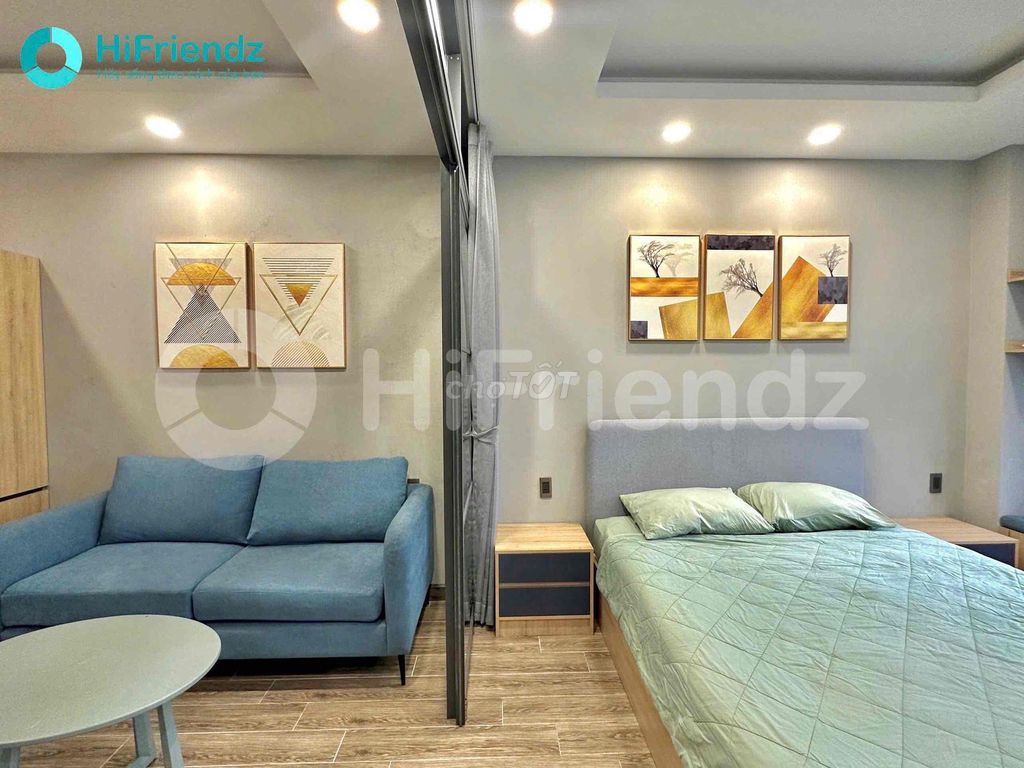District 7 – Guardian 1 1 1 7 7hm Bedroom, Royal Court, with Sofa & Table