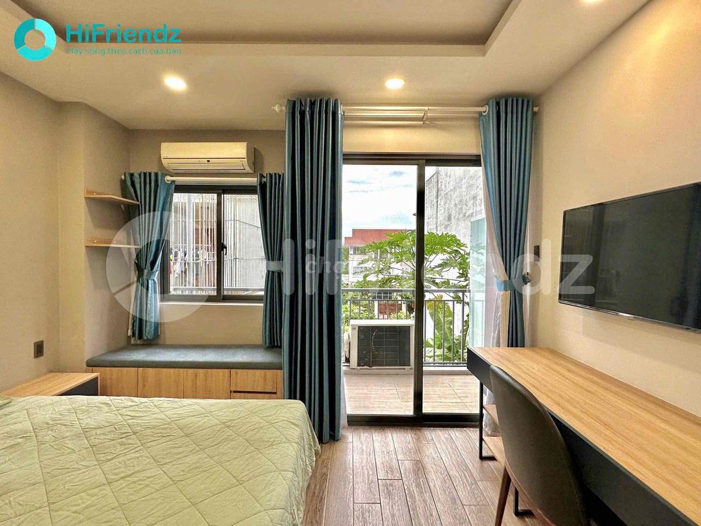 District 7 – Guardian 1 1 1 7 7hm Bedroom, Royal Court, with Sofa & Table