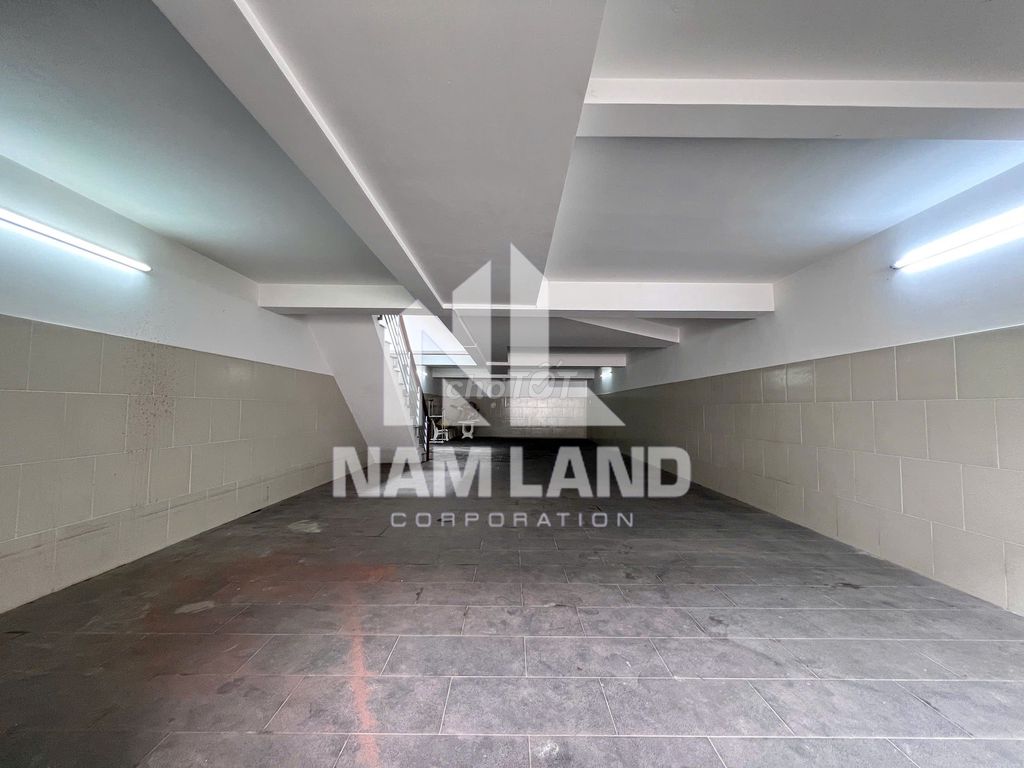 Nice place with a three-story vault. A big six-room company office at Trần Não.