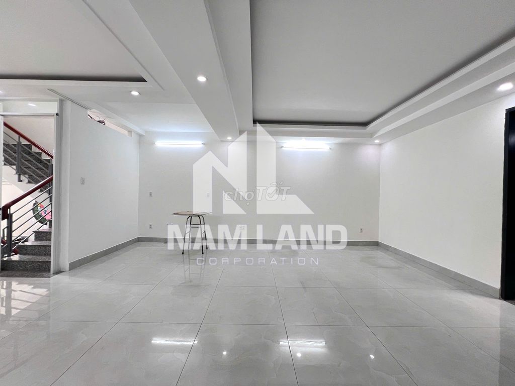 Nice place with a three-story vault. A big six-room company office at Trần Não.