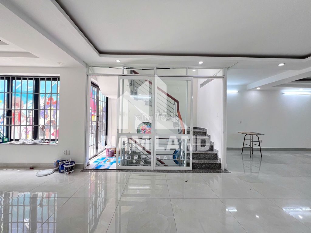 Nice place with a three-story vault. A big six-room company office at Trần Não.