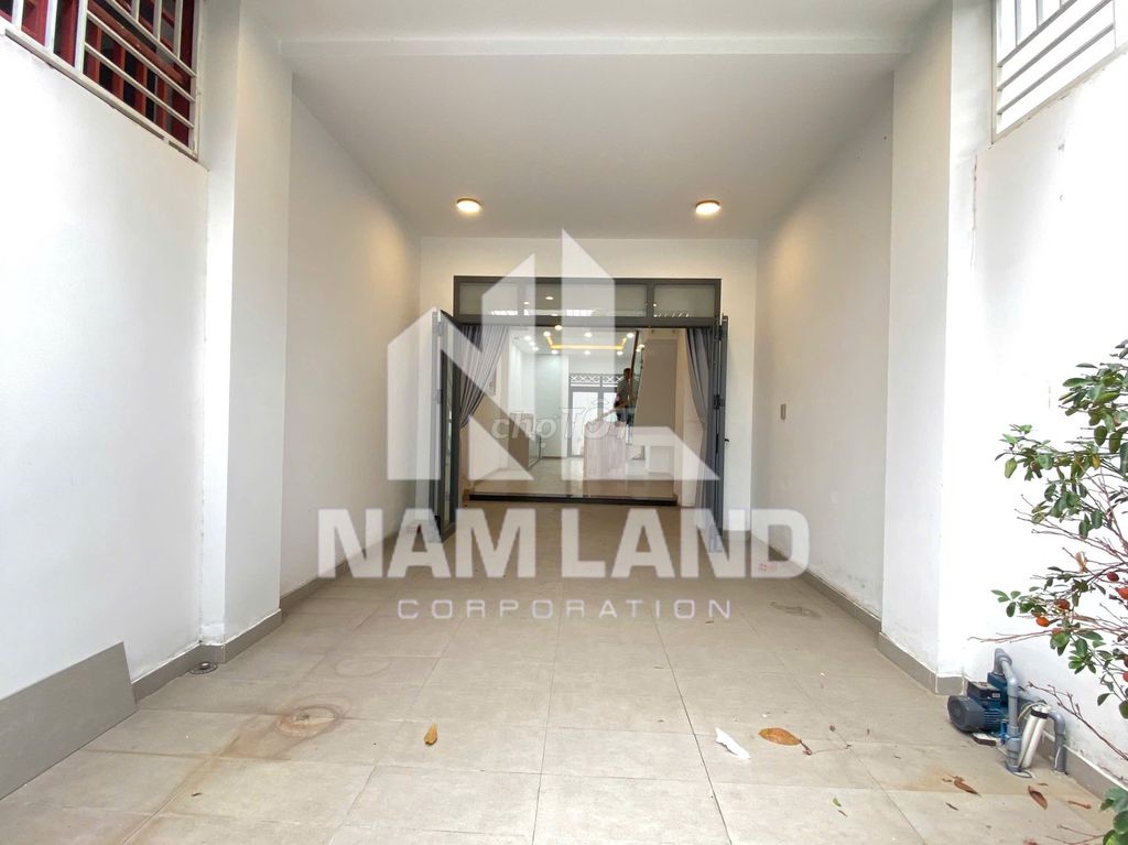 Nice street front house to stay in company room near the park