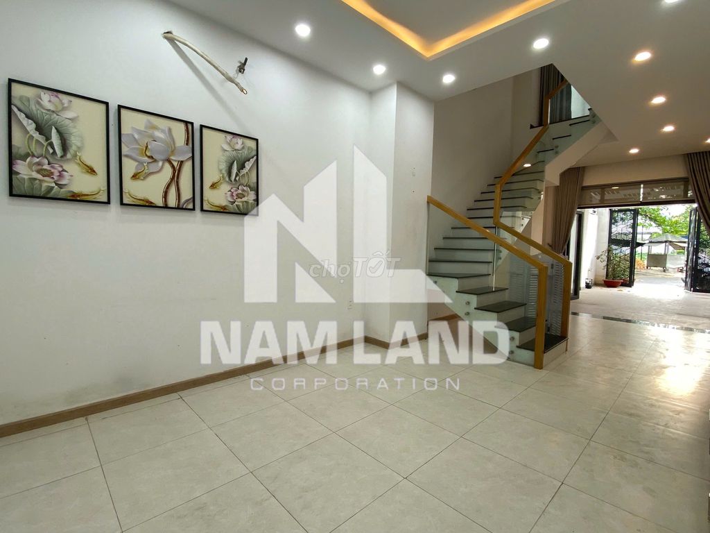 Nice street front house to stay in company room near the park
