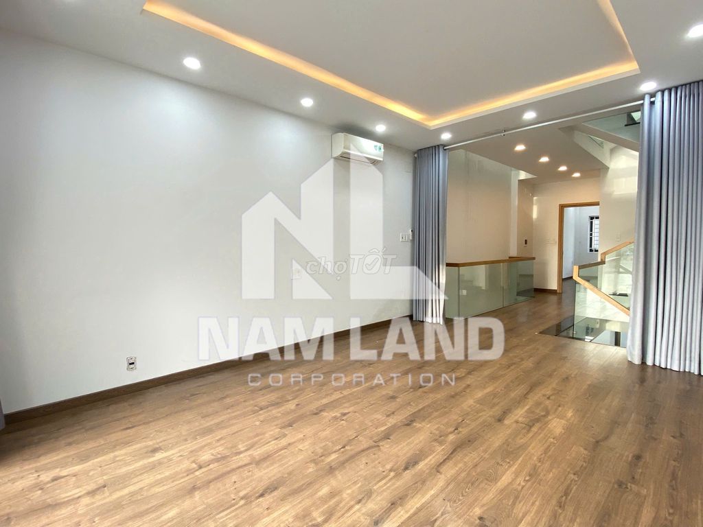 Nice street front house to stay in company room near the park