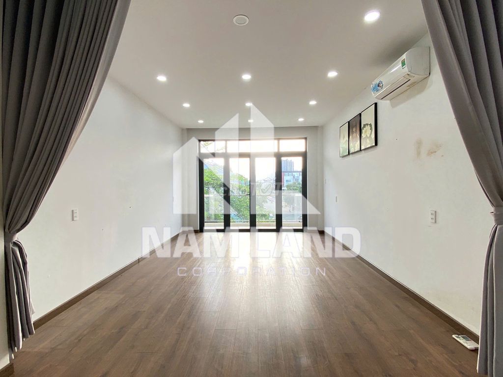 Nice street front house to stay in company room near the park
