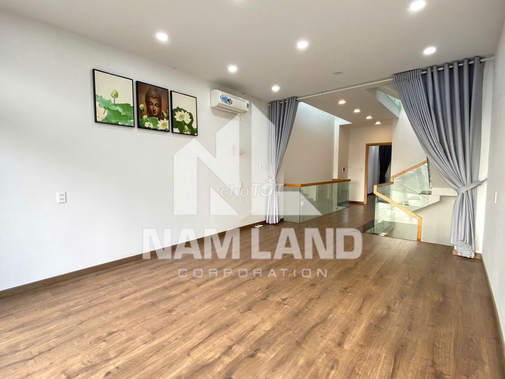 Nice street front house to stay in company room near the park