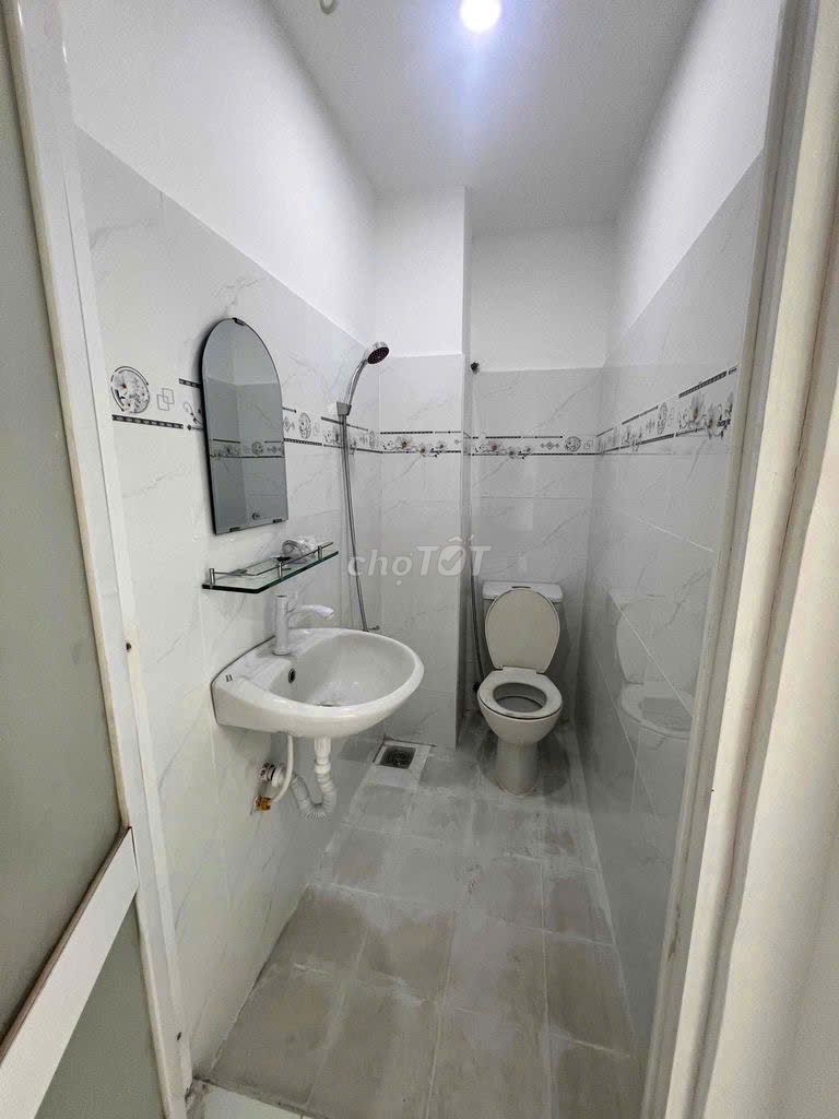 Super cheap! Three-story new house, three bedrooms, three Phú Nhuận toilets, only 11 million.