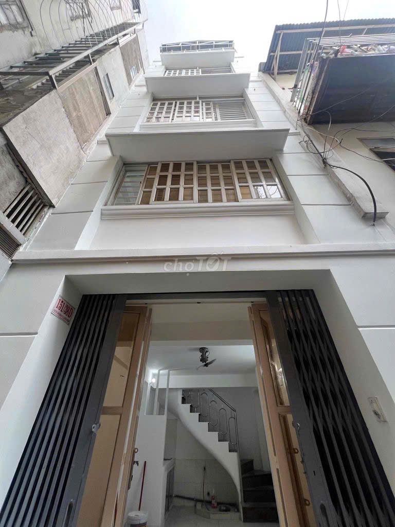 Super cheap! Three-story new house, three bedrooms, three Phú Nhuận toilets, only 11 million.