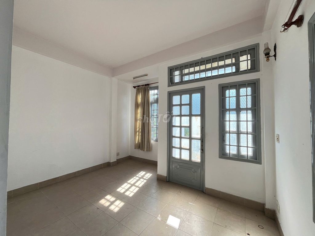 Rent a nice three-story apartment at 23 million a month.