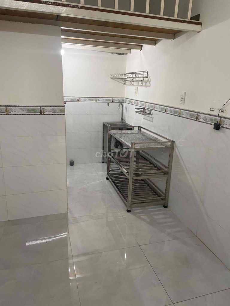 Rent room + hold traffic on Nguyễn Phúc Chu.