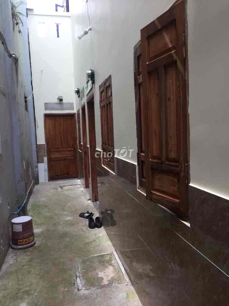 Rent room + hold traffic on Nguyễn Phúc Chu.