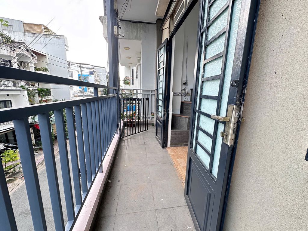 Nguyễn Hữu Tiến Tân Phú hotel room - a very open balcony
