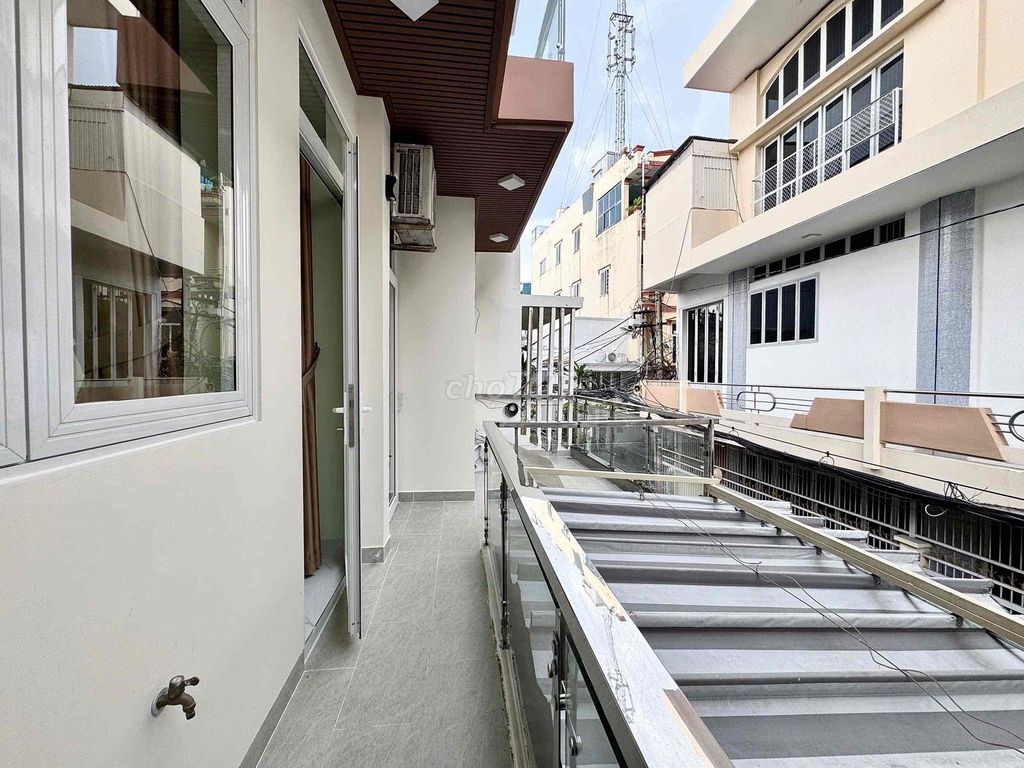 It's the owner who rents a balcony with an elevator in Bắc Hải District 10.