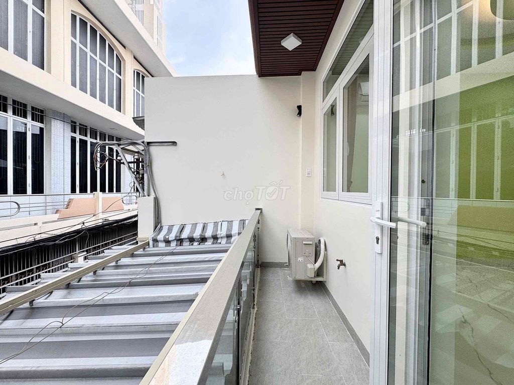 It's the owner who rents a balcony with an elevator in Bắc Hải District 10.