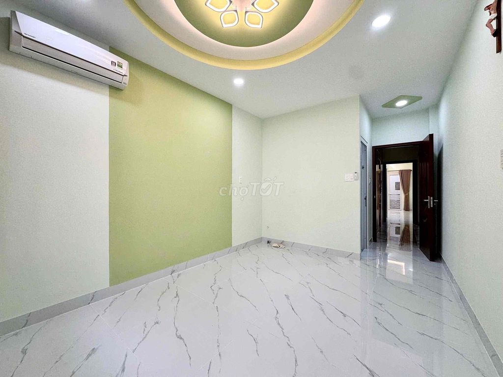 It's the owner who rents a balcony with an elevator in Bắc Hải District 10.