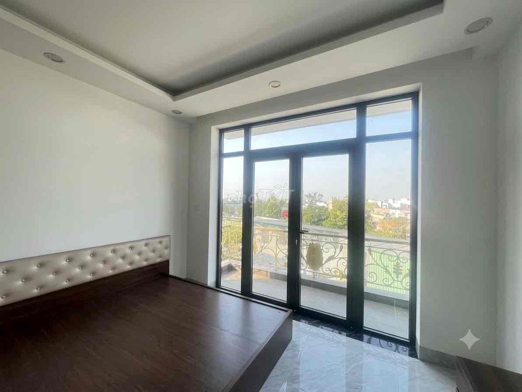 New Founding House 4 4 4 Levels of Bedrooms With Top Fields, Phạm Văn Đồng.