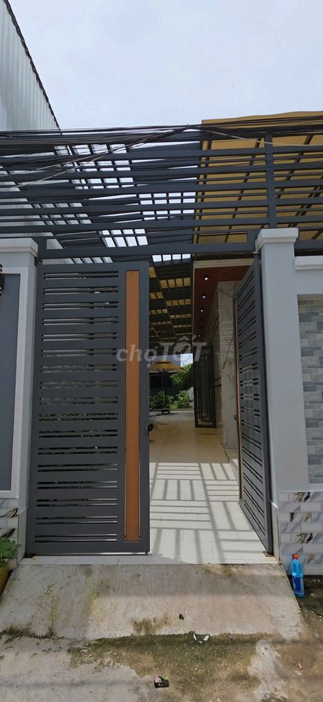 Private home has a large garden near the Third District.