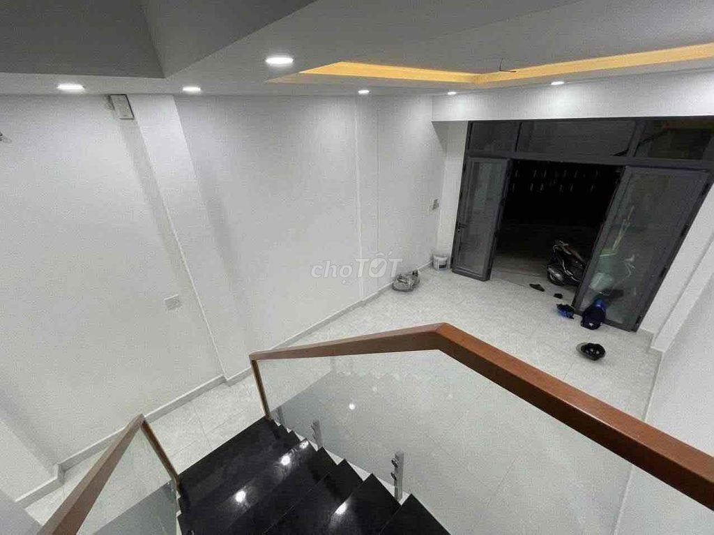 Nguyễn Văn Lượngs across fromtte 5 bedrooms.