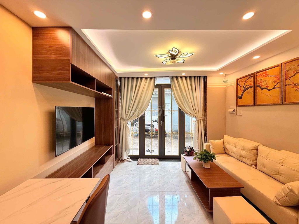 It's the owner who rented the Bình Thạnh Nơ Trang Long L.R.U. 3 bedroom 3 bathroom one room 2 L 18 t