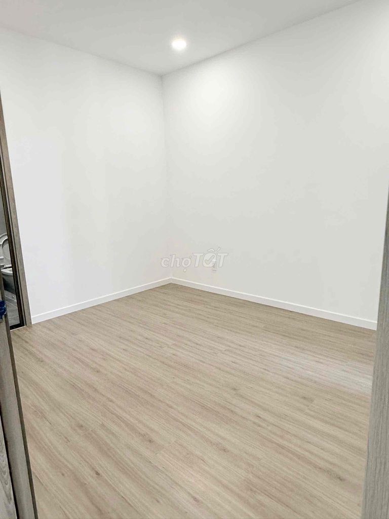 Rent the apartment. Two bedrooms. 73mmm curtains. Three air conditioning.