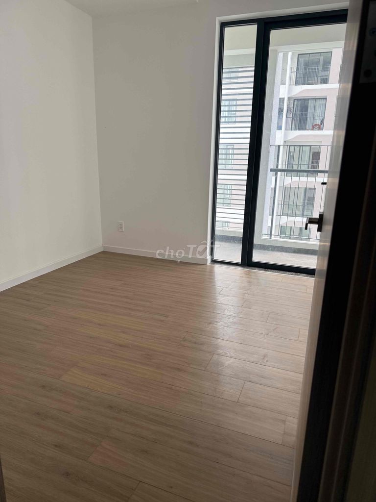 Rent the apartment. Two bedrooms. 73mmm curtains. Three air conditioning.