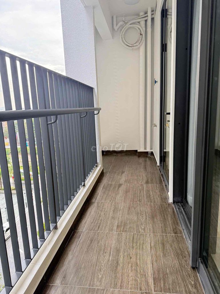 Rent the apartment. Two bedrooms. 73mmm curtains. Three air conditioning.