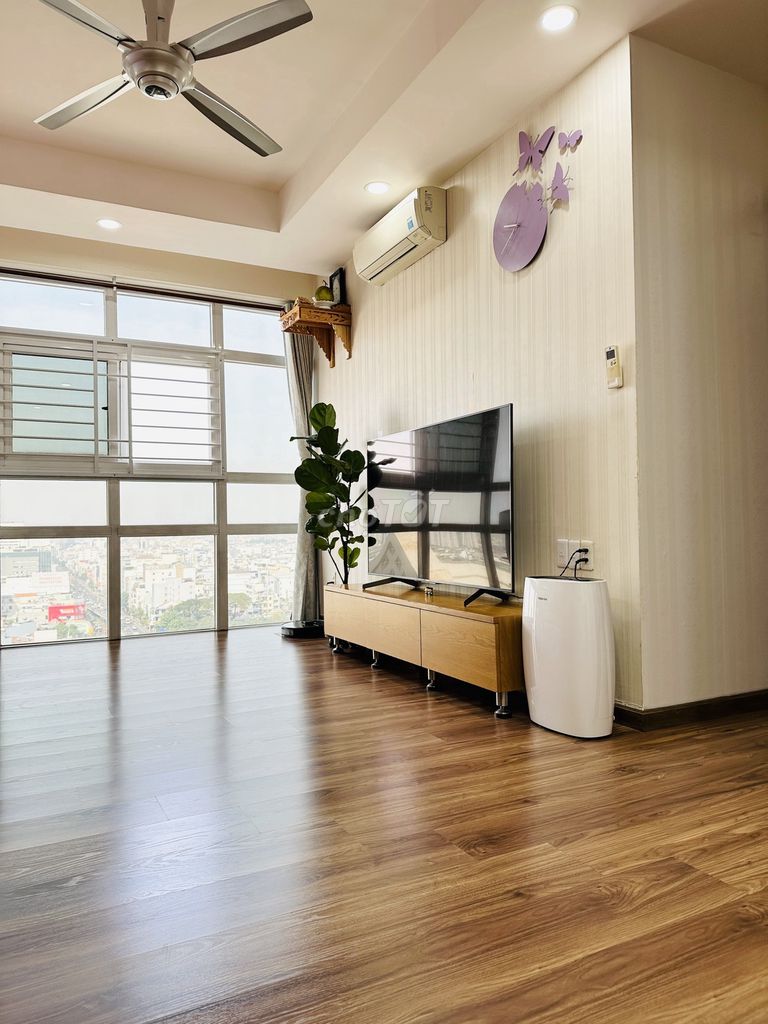 It's a good price right in front of Cộng Hòa. 70 M2 (2 bedroom - 2 toilet) Cộng Hòa Plaza