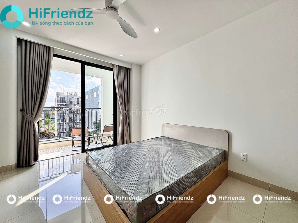 Rent a big balcony studio right on the island of diamonds, District 2.