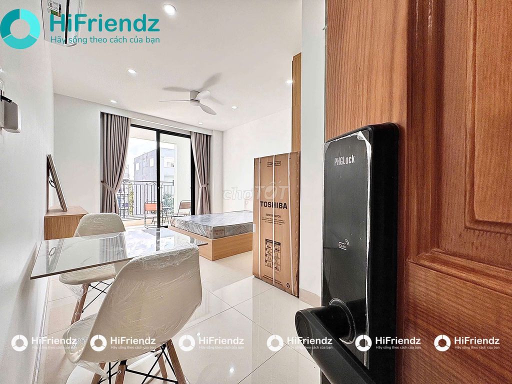 Rent a big balcony studio right on the island of diamonds, District 2.
