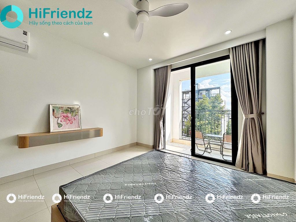 Rent a big balcony studio right on the island of diamonds, District 2.