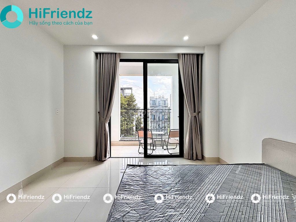 Rent a big balcony studio right on the island of diamonds, District 2.