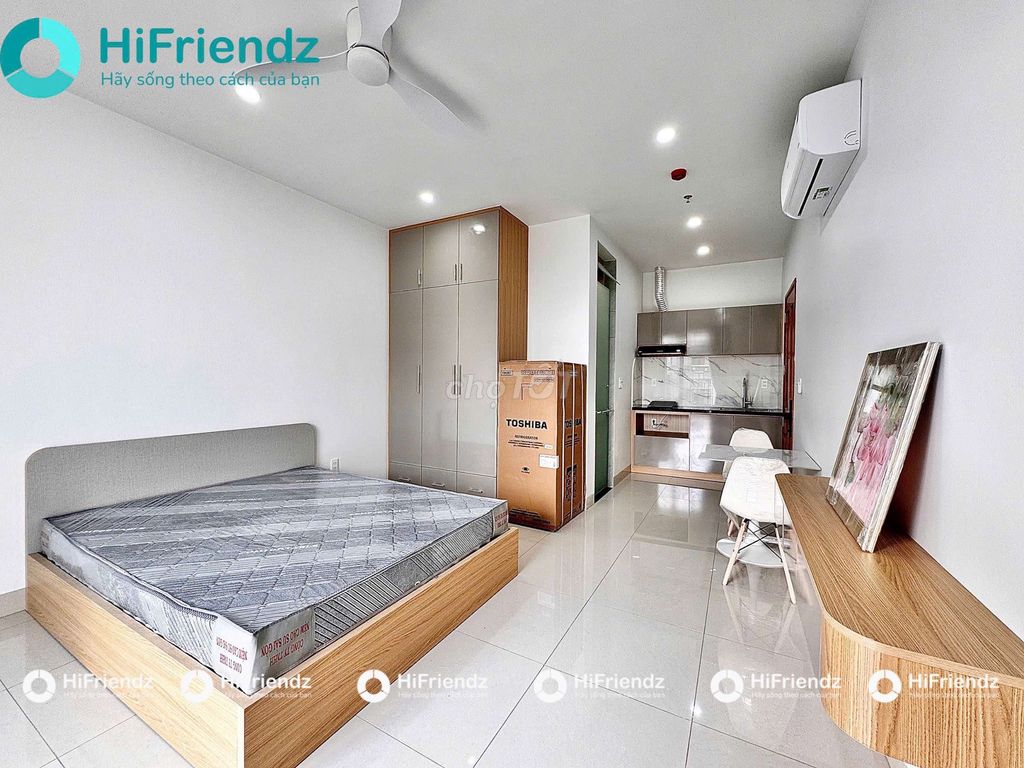 Rent a big balcony studio right on the island of diamonds, District 2.