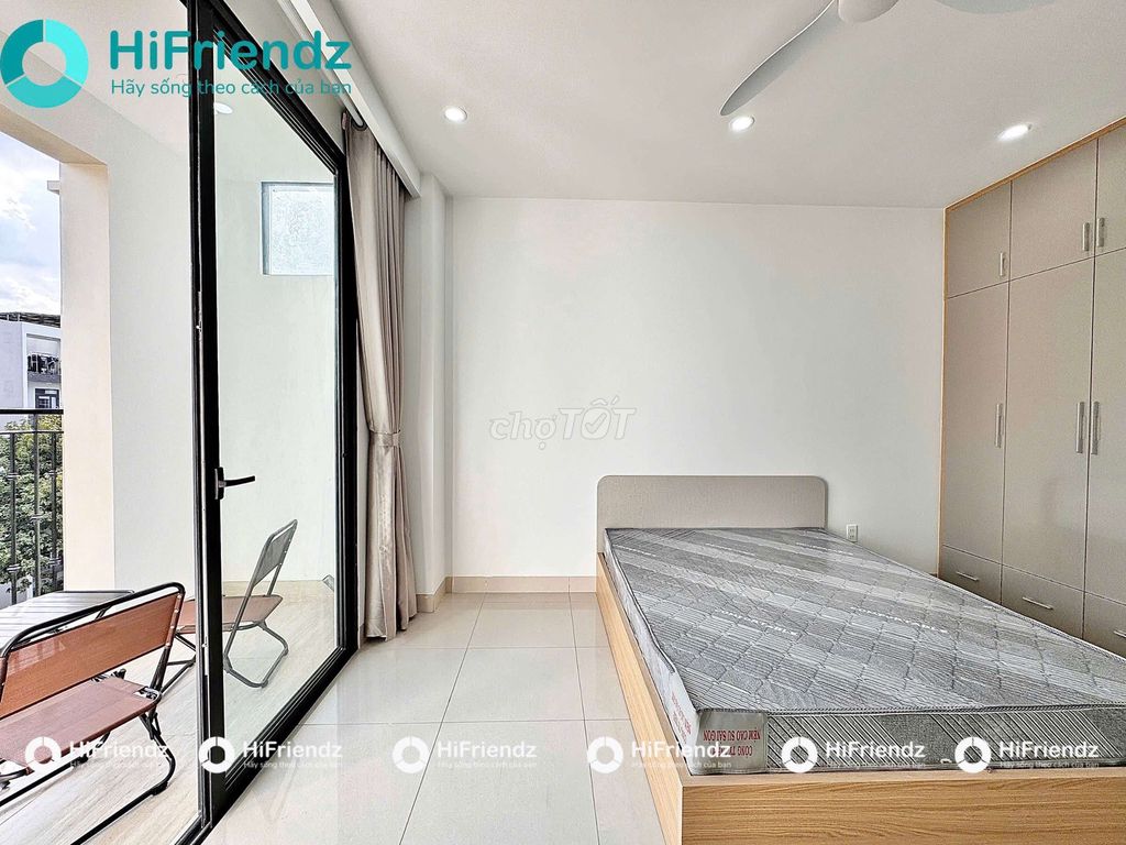 Rent a big balcony studio right on the island of diamonds, District 2.