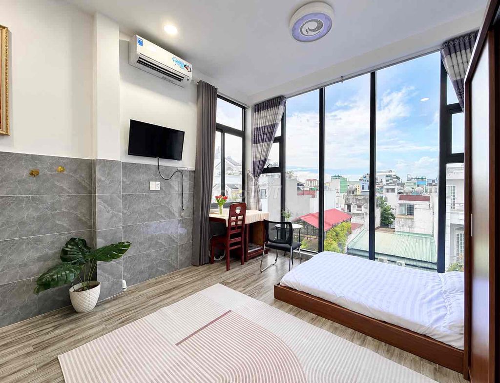 The service apartment luxury chill - the full sky window - the peak sun