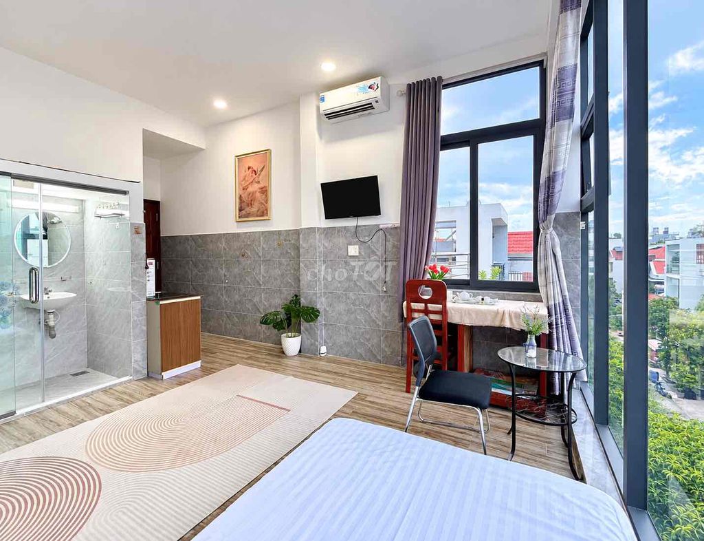 The service apartment luxury chill - the full sky window - the peak sun