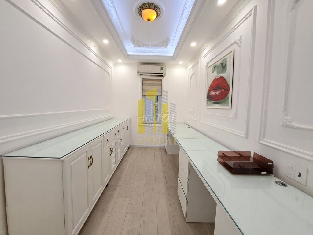 The top-class mansion is 45 million European style furniture.